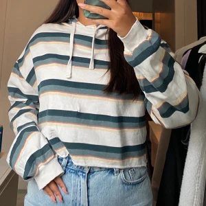 Hoodie - Skön och snygg hoodie från Pull&Bear! Säljer då den inte kommer till användning längre💕