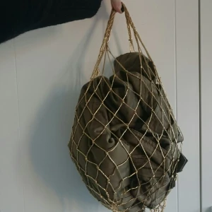  - Trådkasse i guld. Begagnad. Hämtas i Göteborg / skickas m Schenker (mottagaren bet). 