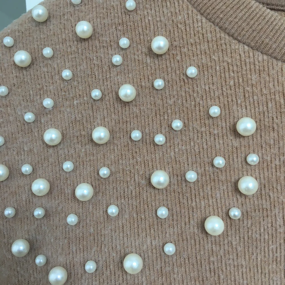 En mjuk tröja från Zara med vita pärlor i olika storlekar på. Bra skick:).      Köpare står för frakt . Tröjor & Koftor.
