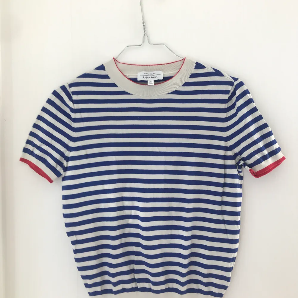 Striped tee with a contrast red collar that adds a pop of color. Used in good conditions. Frakt + 25 SEK. T-shirts.