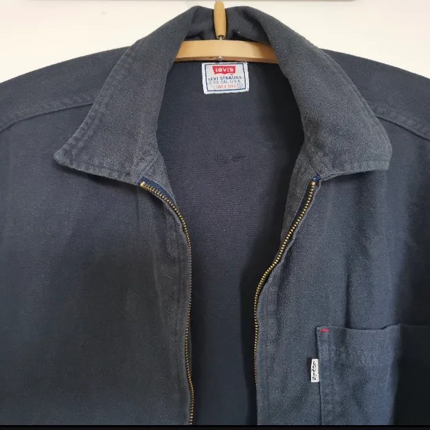 Vintage Levis overshirt som kan användas både som skjorta/jacka. Herr stl S men har använts oversize för mig som har S i dam. Fint vintage skick 💕 fri frakt!. Skjortor.