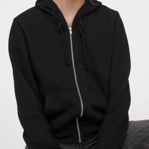 Vit hoodie  - Säljer en likadan zip up hoodie som på bilden fast i gräddvit från hm.Storlek M men relativt liten storlek,köpt för 200-250 kronor 💕