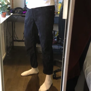 Svarta Manchester byxor från carlings - Skitfina manchester byxor från carlings✨. De har blivit för korta för mig :( men de är i bra skick 8.3/10💖. Byxorna är i size S och de passar W28-29, som referens är jag 184cm😊. Frakt behandlas av köparen😚