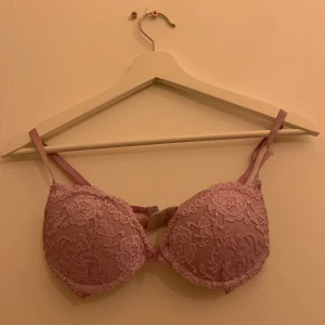 Lila spets bh  - Lila jätte fin spets bh med lite push från Cubus storlek 65B som jag inte har användning av 