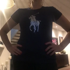 Ralph lauren tröja - Shit snygg Ralph lauren tröja i storlek M. Perfekt shick och knappt använd, köpare står för frakt. Säljs för 100 kr