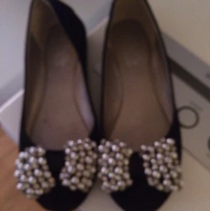  - Snygga ballerina skor i svart färg med snygg silver rosett.
Frakt tillkommer. 
