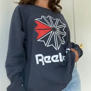 Reebok tröja - En super snygg och mysig Reebok tröja i storlek L, jag har storlek S och den sitter ganska oversized på mig. Pris 200kr + frakt