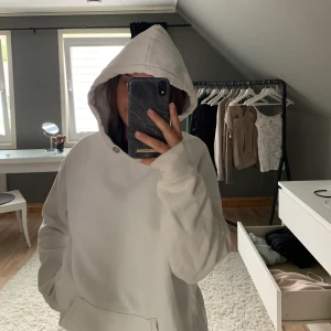 Hoodie - Populär hoodie från bikbok. Valt att dra ut snöret men det tillkommer! Stor och skön luva. 