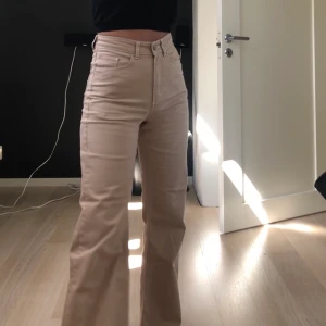 Carin wester jeans 34 - Carin Wester jeans i storlek 34/XS. Längre i modellen och faller fint över skor. Använda ca 5 gånger och i väldigt fint skick. Pris 150kr + frakt💞