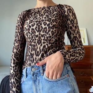 Ribbad tunn blus - Säljer en n fin blus i tunt material från Gina Tricot. Använd fåtal gånger så i väldigt fint skick. Super skön och figursydd. Kan mötas upp i Jönköping annars tillkommer frakt. 🤍