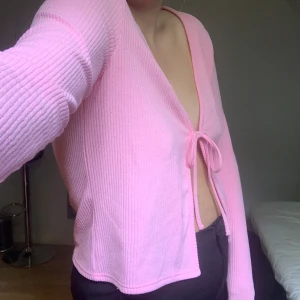 Tröja med knytning - Tröja från hm som man knyter. Är aldrig använd och i storleken L. Är i en pastell rosa färg. Kontakta vid intresse💕 (köparen står för frakten)