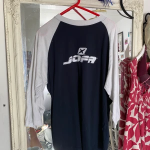 Blå/vit tröja  - Säljer denna tröja, frakt 66kr💞💞 hör av dig för frågor eller intresse. Om fler är intresserad blir de budgivning kram😇