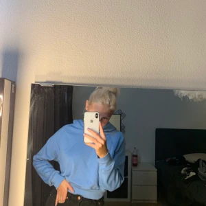 Blå hoodie från Bik Bok  - Säljer en blå hoodie från Bik Bok då den inte kommer till användning, aldrig använd och är i ett fint skick. 