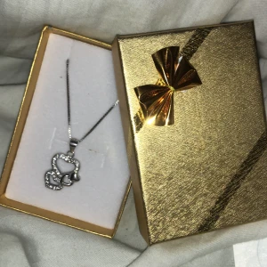 Halsband - Halsband i äkta silver med stenar/strass 💓 250kr inkl frakt 