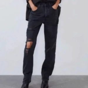 Zara jeans! - Svarta populära slutsålda byxor från Zara i storlek 34! Kan skicka fler bilder priv. Dessa är sjukt snygga men tyvärr för stora för mig:( de är använda några gånger så det stora hålet har gått upp lite som på bild 2. Köparen står för frakten/kan mötas upp