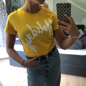 T-shirt med tryck - Gul, nästan orange T-shirt från bershka, FRAKT INGÅR I PRISET, kontakta för fler bilder eller frågor, buda gärna