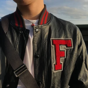 svart Varsity jacka - Skitsnygg varsity/college jacka! 🐙 Storlek L