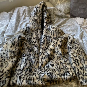 H&m - En jätte jätte fin päls jacka med luva i stl 36! Går tyvärr inte att knäppa men det har inte gjort något för mig! Säljer för 210 + frakt 88, om ni bor nära kan vi mötas upp!