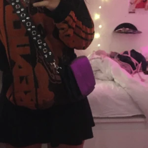 Axelväska  - Fin väska från Monki som jag köpt här på plick, de är o bra skick o så. Den har två fack inuti, väldigt praktiskt:)