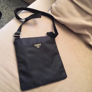 PRADA väska - Ej äkta, från Humana. 