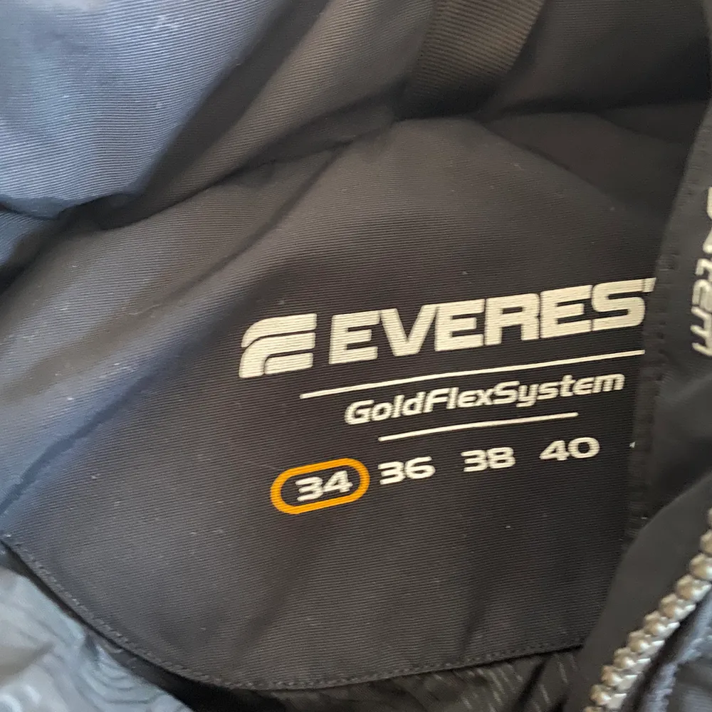 Säljer en Oanvänd väst från Everest med avtagbar luva. Det finns två stycken fickor som man kan se på bild ett. Frakt tillkommer🌸. Jackor.