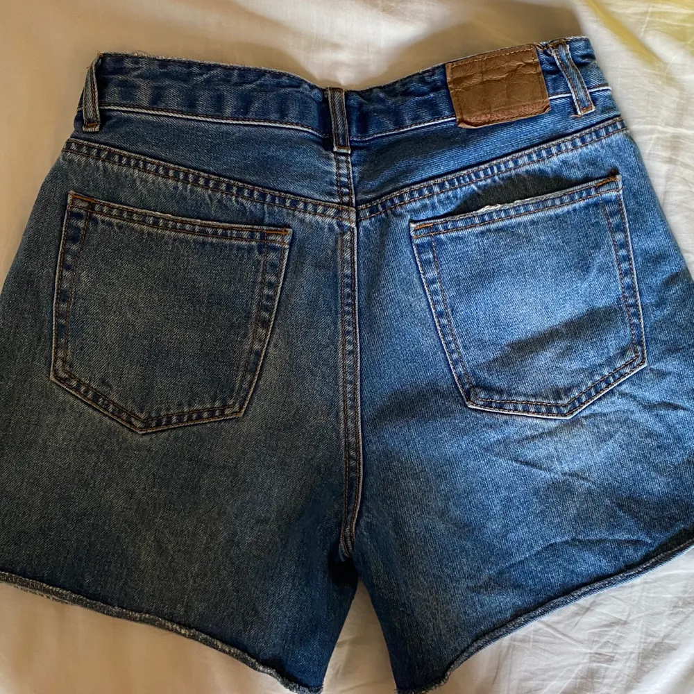 Snygga jeansshorts från pull & bear. Storlek 36 men tycker att de är små i storleken. Går att vika upp. . Shorts.