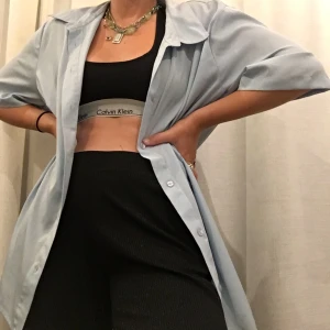 Skjorta - Säljer denna snygga kortärmade blåa skjortan då den tyvärr inte kommer till användning längre💗 Högsta bud om fler är intresserade💖 Frakt tillkommer eller så kan jag mötas upp i Stockholm💘