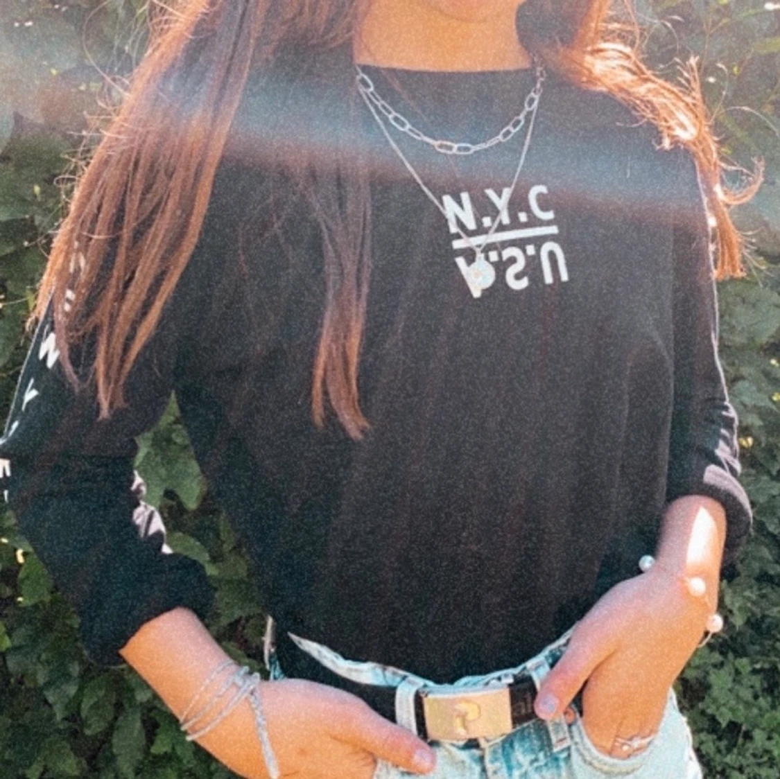 Svart sweatshirt med vit text