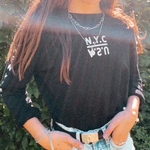 Svart sweatshirt med vit text - En Basic men ändå fin tröja från hm. Storlek xs. Skriv om du vill ge ett annat pris. 💗💗