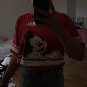 Säljer denna Mickey mouse tröjan för 20kr +frakt. Bra skick. Aldrig använd. Priset kan diskuteras i kommentarerna 