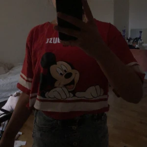 H&M strl 170 - Säljer denna Mickey mouse tröjan för 20kr +frakt. Bra skick. Aldrig använd. Priset kan diskuteras i kommentarerna 