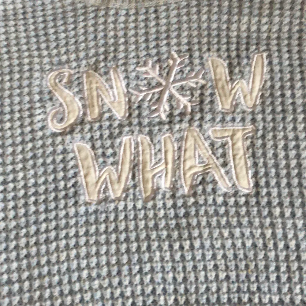 Säljer denna dina långärmade tjocketröjan för 50kr. Har aldrig använt den och har haft den i ca 1 år. Den är ljusblå men en text i mitten där det står ”snow what” . Stickat.