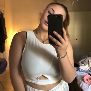 Topp - Jättefin topp med ”hål” på magen som en rim detalj, tyvärr använde jag mig av en svart bh när jag fotade men den är lika fin ändå :)