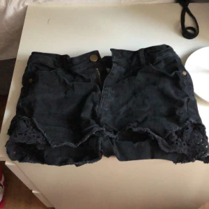 Red&blue strl 146 - Säljer dessa svarta shortsen med en liten detalj på sidan. Dom är i strl 146. Har haft dom i ca 5 år och använde dom mycket för ca 4-3 år sen! Nu är dom väldigt för små för mig! Pris kan diskuteras i kommentarerna utgångs pris 40kr