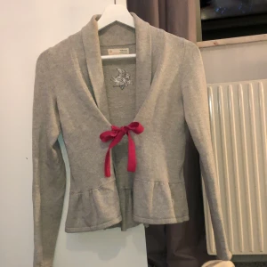 Odd Molly kofta stl xs - En grå odd Molly kofta som är otroligt söt men som tyvärr inte används längre NYPRIS 1800