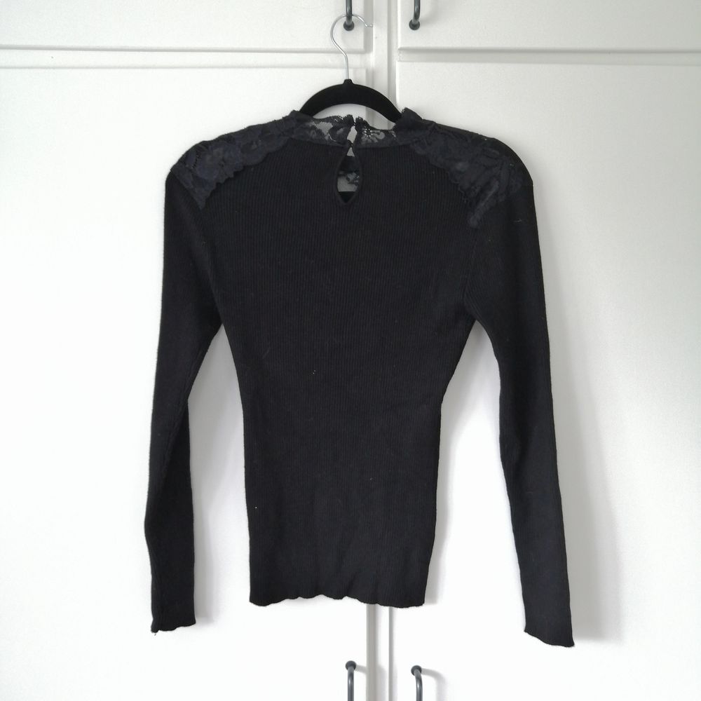 En svart lite tajt tröja med V-ringad spets. Använd ca 2-3 gånger. 70 kr +frakt Betalas med swish. . Tröjor & Koftor.