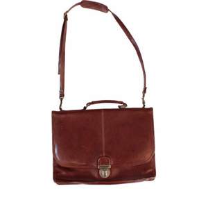 Brand: -
Colour: -
Material: Synthetic leather
Condition: Very good

Measurements:
Width: 40 cm
Height: 30 cm
