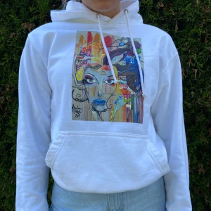 Vit hoodie - Säljer denna jätte snygga vita hoodie med coolt trygg från thecoolelephant! Pris kan diskuteras och kan både mötas upp i Stockholm eller frakta, (köparen står för frakten)!💕