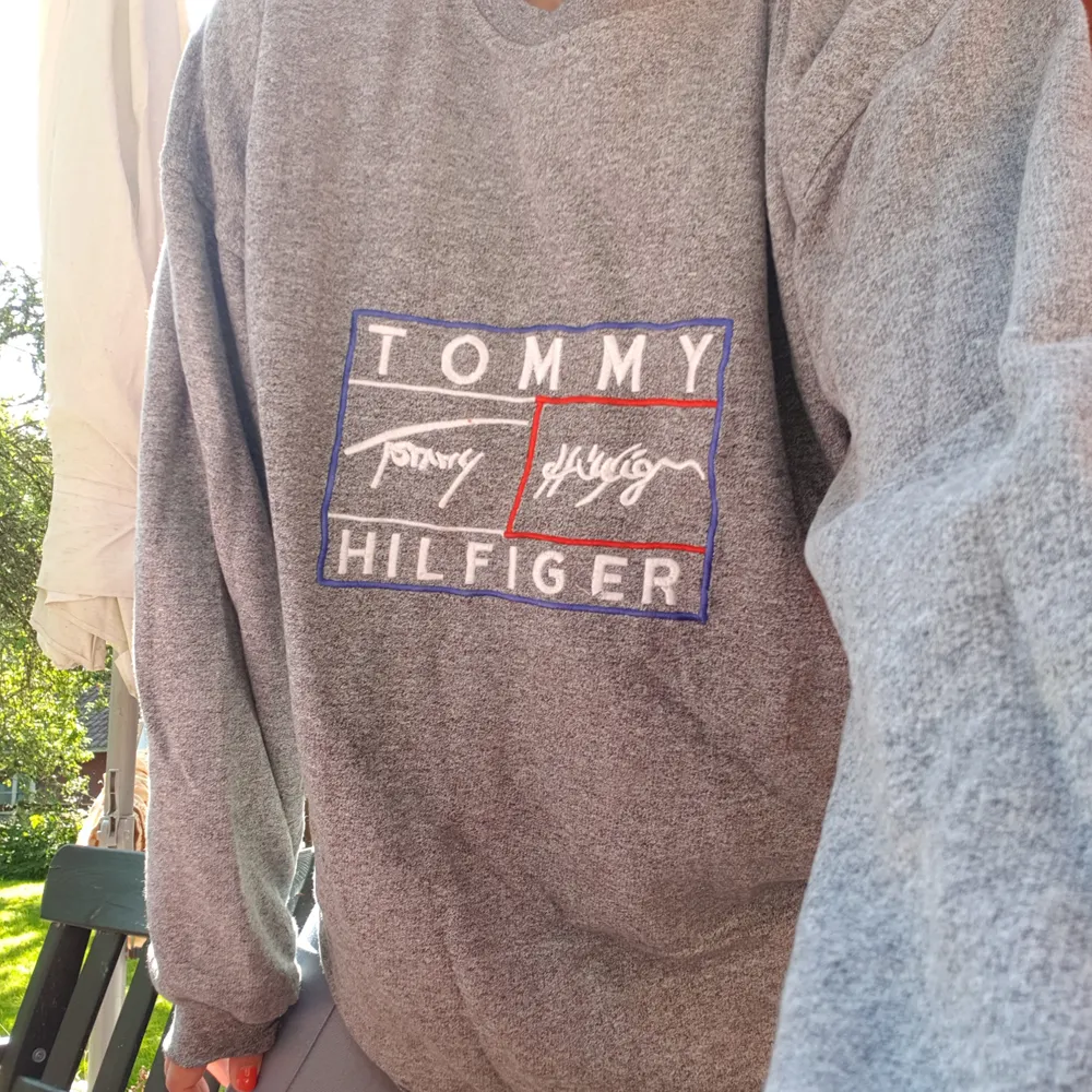 Oversized vintage swetshirt från Tommy Hilfiger som är sååå sjukt skön men som tyvärr inte kommer till användning så mycket jag hade önskat, budgivning. Tröjor & Koftor.