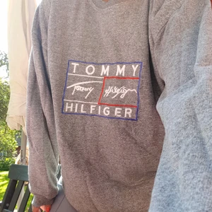 Tommy Hilfiger vintage swetshirt - Oversized vintage swetshirt från Tommy Hilfiger som är sååå sjukt skön men som tyvärr inte kommer till användning så mycket jag hade önskat, budgivning
