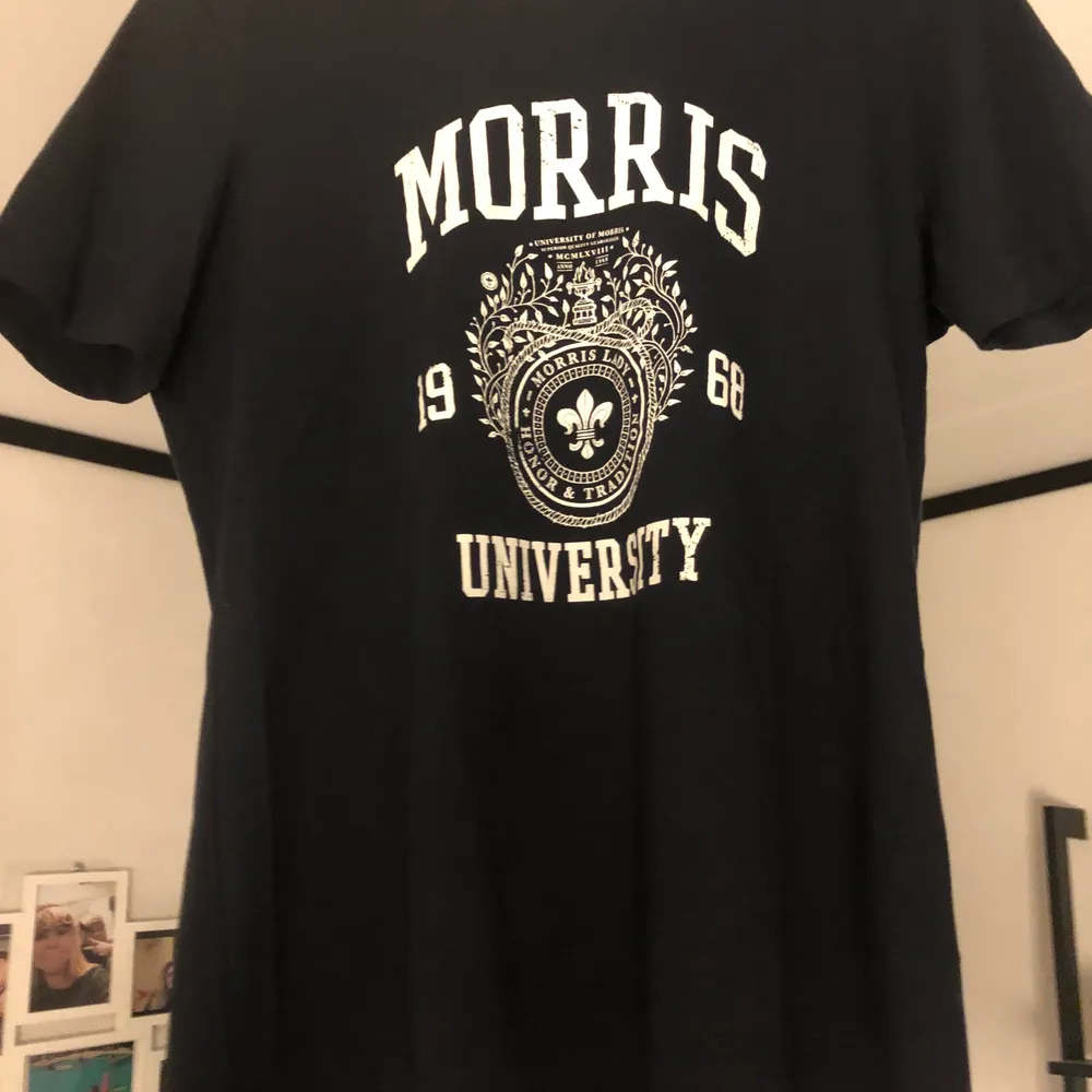 Mörk blå tröja från Morris. Använd vid ett tillfälle. . T-shirts.