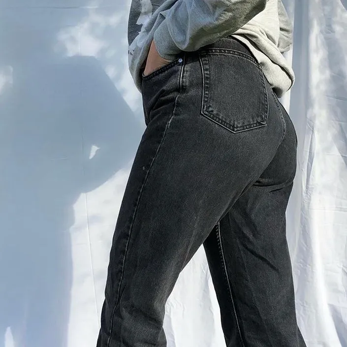 Svarta momjeans från Bikbok i fint skick! Storlek M. Sitter snyggt! Instagram: @bored.vintage. Jeans & Byxor.