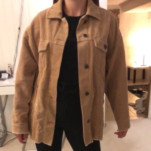 Beige Manchesterjacka  - Säljer min Manchesterjacka från Zara! Knappt använd❤️ Frakt tillkommer!
