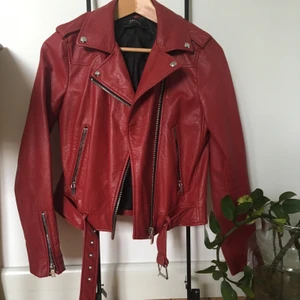 Skinnjacka - Skitsnygg jack från Zara, inte äkta skinn. Är i en storlek S. Säljer då den tyvärr inte kommer till användning längre. Köptes för 400kr