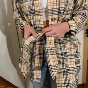 Monki kappa - Supersnygg kort kappa från Monki i rutigt mönster💕 Är i Strl XS men passar S-M😊 Använd 1 gång, jättebra skick