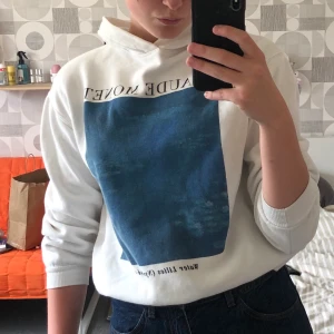 Hoodie med tryck - Vit Hoodie med coolt tryck på! Säljer för att den är så kort i ärmarna på mig🥰 frakt tillkommer