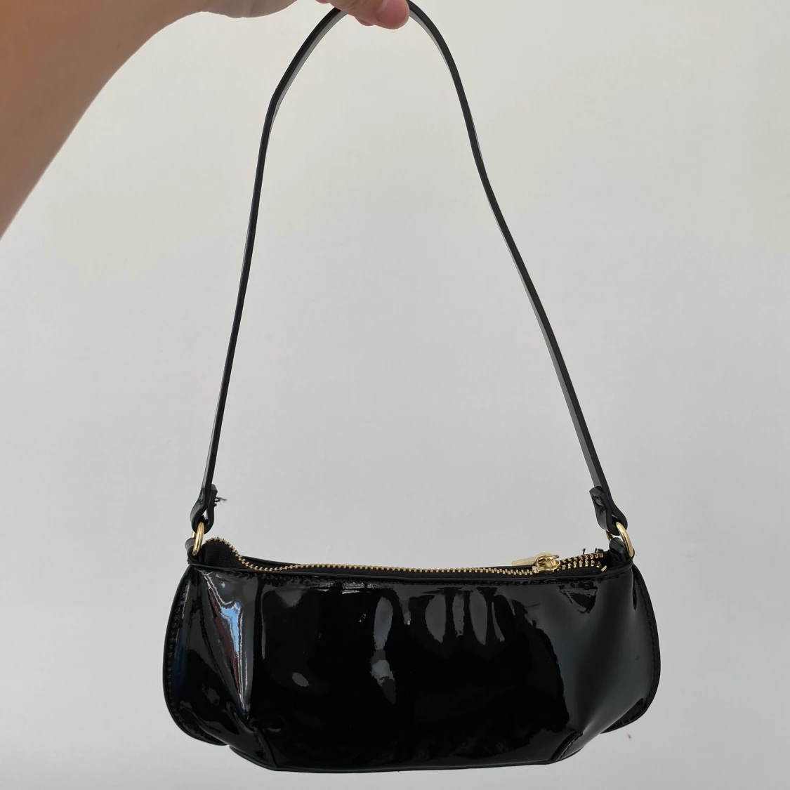 Liten svart axelväska i lack