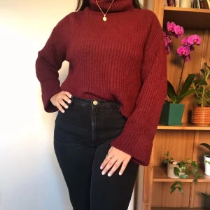 Röd stickad tröja - Röd stickad tröja med vida ärmar! Tröjan är i väldigt bra skick! Kan mötas i Stockholm.