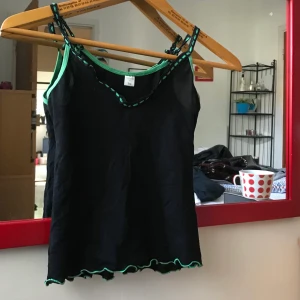 Mesh linne - Fint linne i svart mesh material med grön söm :) köpt på humana. Frakt 20kr tillkommer