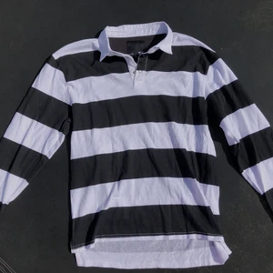 svart & vit randig oversized tröja  - 💕 en svart & vit randig oversized tröja som är helt ny, mycket bekväm. frakt kostnad tillkommer 